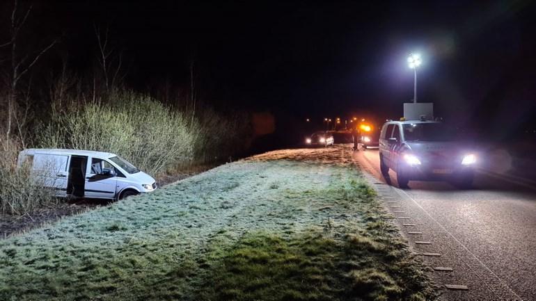 Politiehelikopter ingezet tijdens achtervolging tussen politie en busje (video)