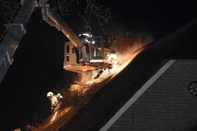 Flinke schade aan boerderij na brand (Video) 