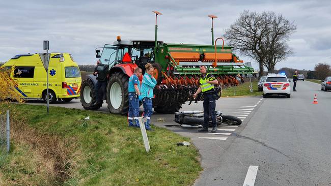 Motorrijdster en trekker botsen in Emmen (Video)