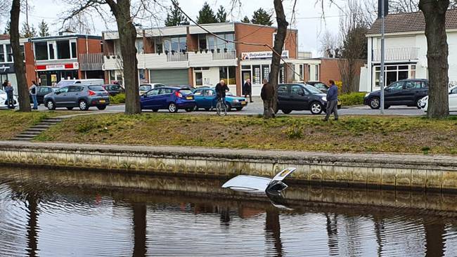 Auto raakt te water in Klazienaveen