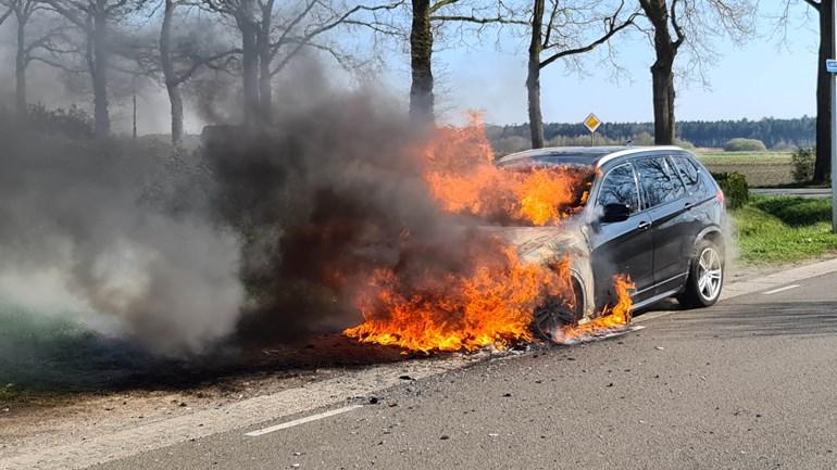 Auto vliegt in brand tijdens het rijden (video)