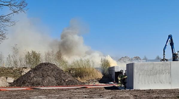 Grote brand met veel rook bij recyclingbedrijf (video)