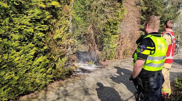 Brandweer blust brand in coniferenhaag in Vries