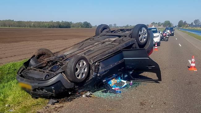 Auto op de kop na botsing (Video)