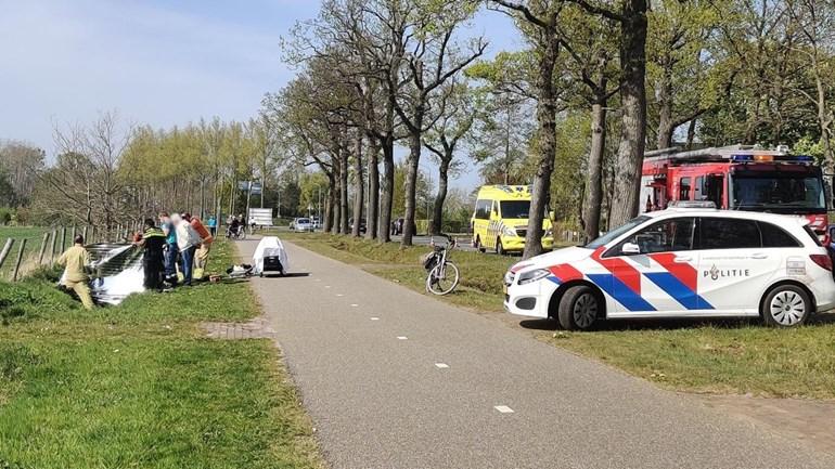 Vrouw met scootmobiel de sloot in; Brandweer schiet te hulp