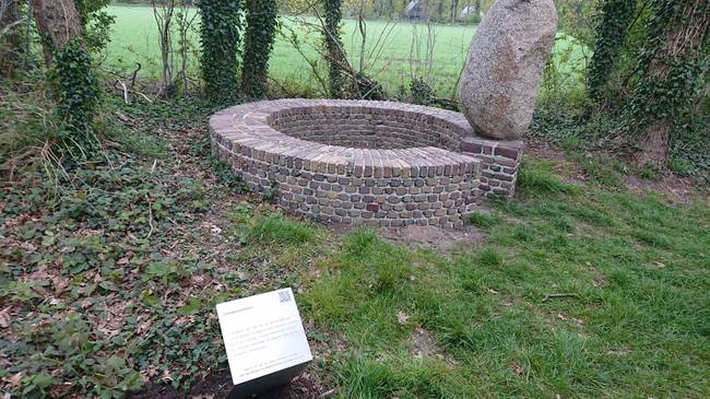 Gedenkplaten bij gemeentelijke oorlogsmonumenten