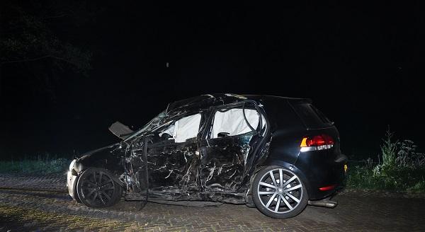 Twee gewonden nadat auto tegen boom aan rijdt (video)