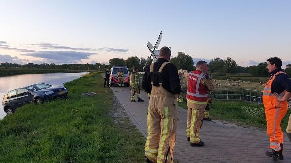 Man (96) hangt tijd lang met auto boven kanaal (video)