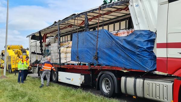 Honderden flessen drinken op snelweg nadat vrachtwagen pijlwagen ramt