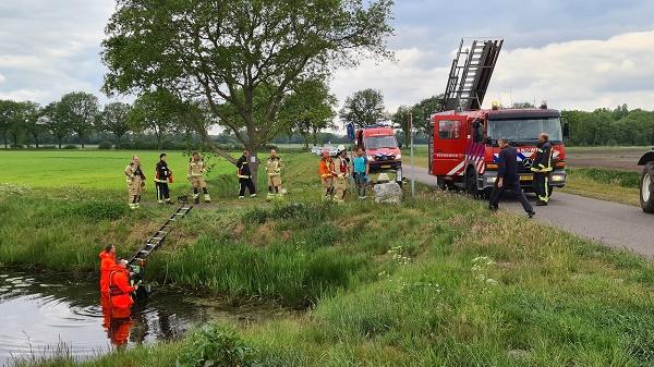 Scootmobiel met drie personen te water (video)