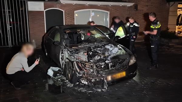 Auto van zanger RenÃ© Karst uitgebrand (video)