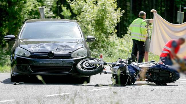 Motorrijder gewond bij botsing met auto (Video)