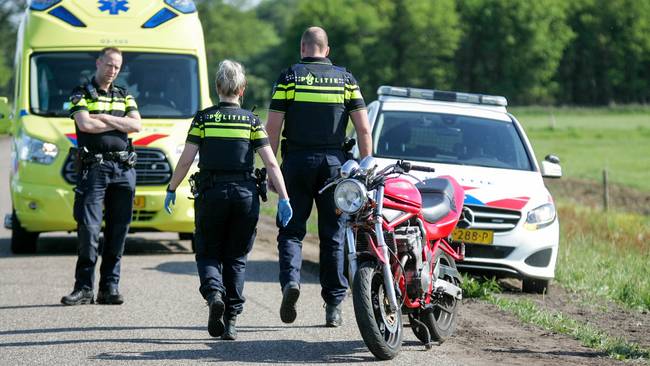 Motorrijder komt in botsing met landbouwvoertuig in Zeijen (Video)