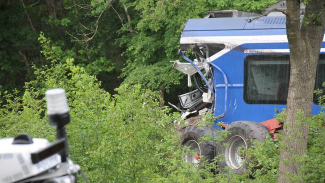 Ravage en meerdere gewonden bij botsing tussen passagierstrein en trekker bij Hooghalen