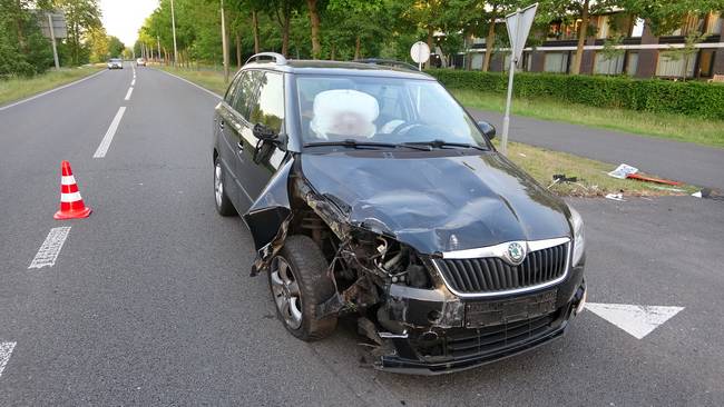 Auto rijdt lantaarnpaal en verkeersbord plat (Video)