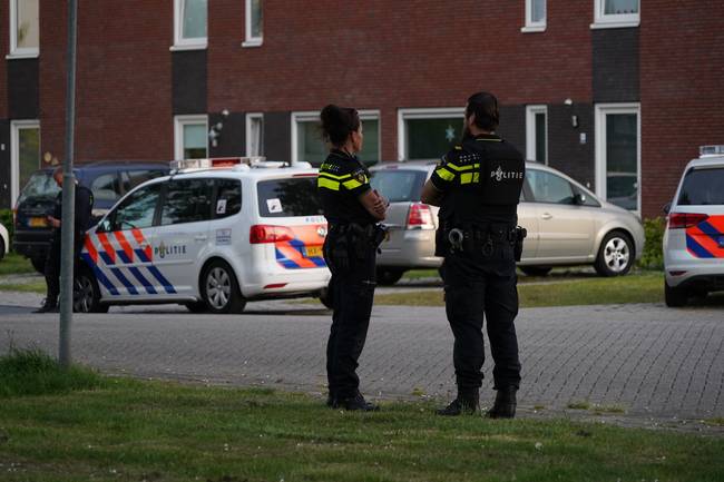 Man schiet met wapen vanaf balkon en zwaait met honkbalknuppel (Video)