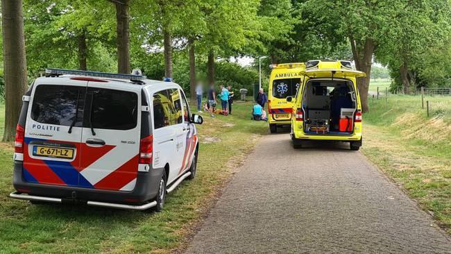 Vrouw met kind op fiets valt in Ruinen (Video)