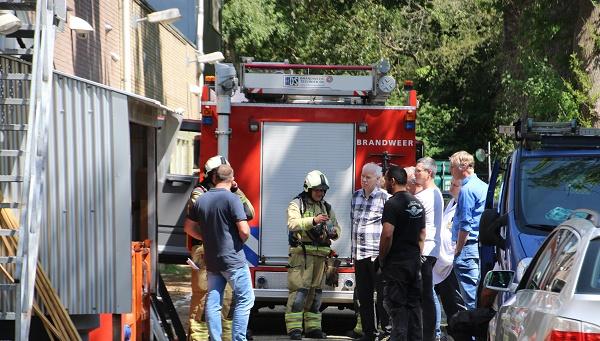 Personeel het pand uit na brand in dak in Roden