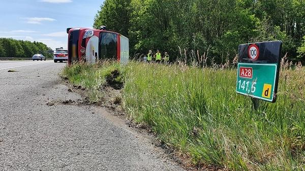 Busje vliegt uit de bocht op oprit A28 (video)