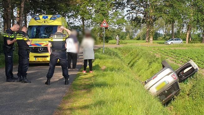 Auto belandt in Peest op de kop in de sloot (Video)