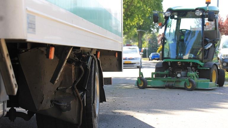 Bestuurder grasmaaier gewond bij ongeval met vrachtwagen