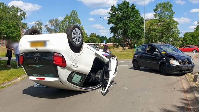 Auto belandt op de kop na aanrijding (Video)