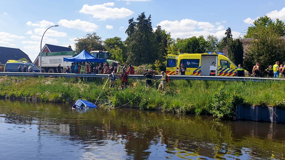 Traumahelikopter bij auto te water in Hijkersmilde (Video)