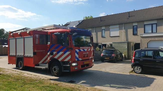 Brandweer onderzoekt woning na harde knal 