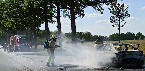 Auto volledig uitgebrand tijdens het rijden