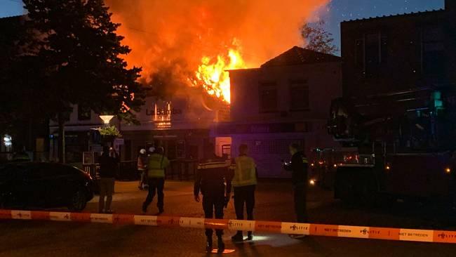 Uitslaande brand verwoest grillroom en cafÃ© (Video)