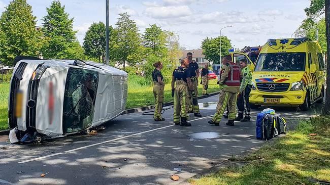 Bestelbus op de kant bij ongeval: bestuurder aangehouden (Video)