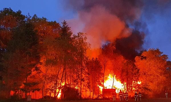 Twee vakantiehuisjes verwoest door brand (video)