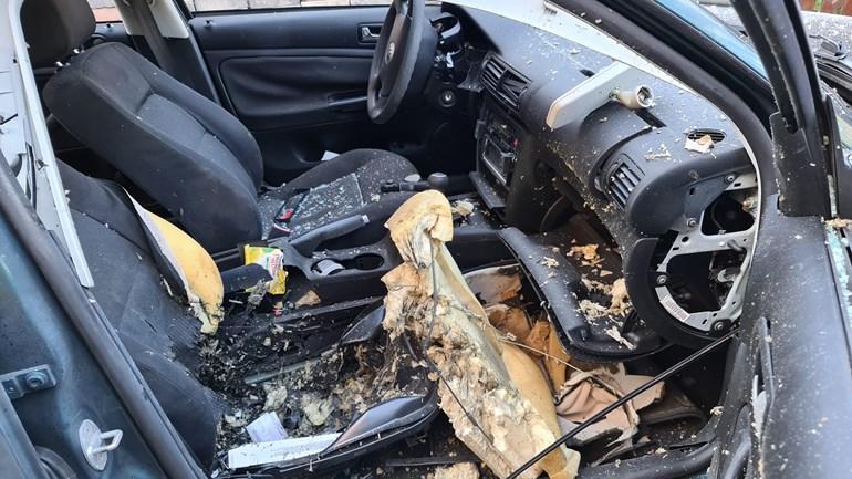 Auto zwaar beschadigd door explosief of vuurwerk (video)