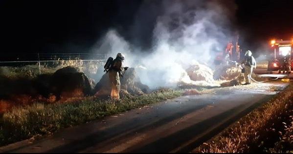 Politie zoekt informatie van brand in stapel hooibalen