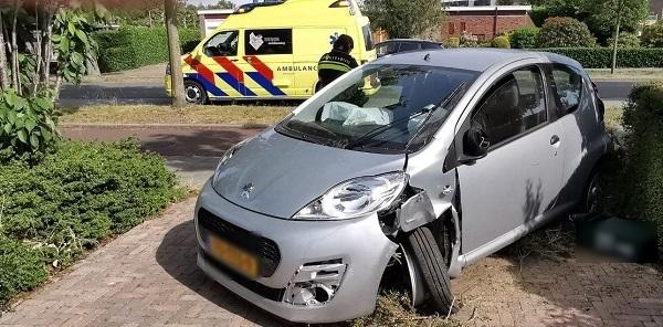 Vrouw rijdt verkeersbord omver en knalt tuin binnen