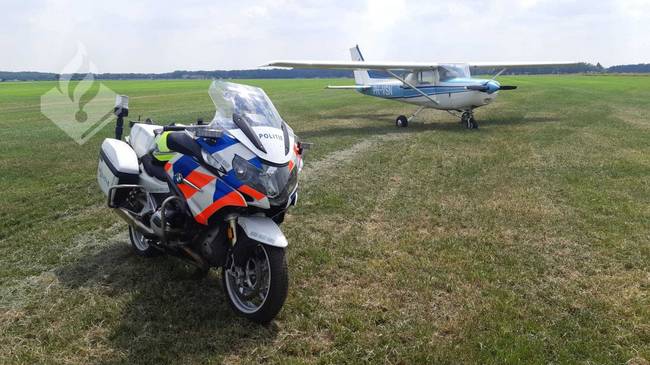 Vliegtuig maakt noodlanding op weiland in Beilen