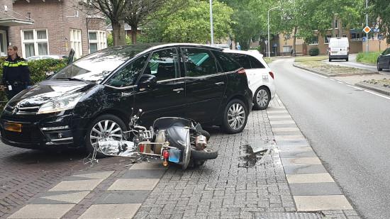 Scooter en auto botsen op kruispunt (Video)