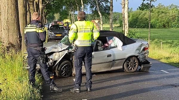 Traumahelikopter ingezet nadat auto tegen boom aan botst (video)