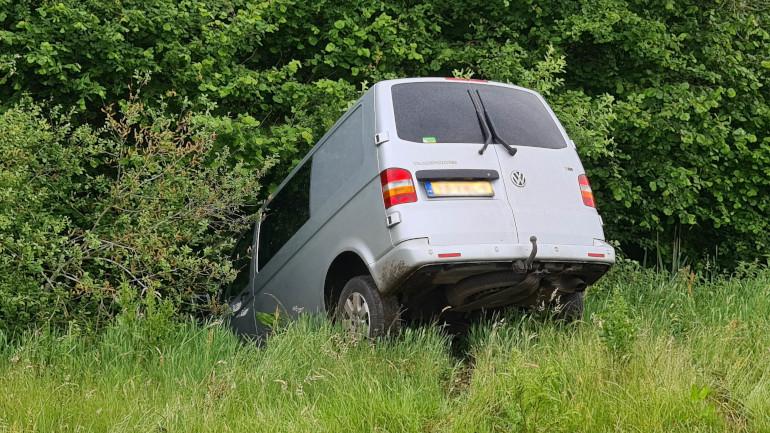 Bestelbusje belandt met neus in de sloot (Video)