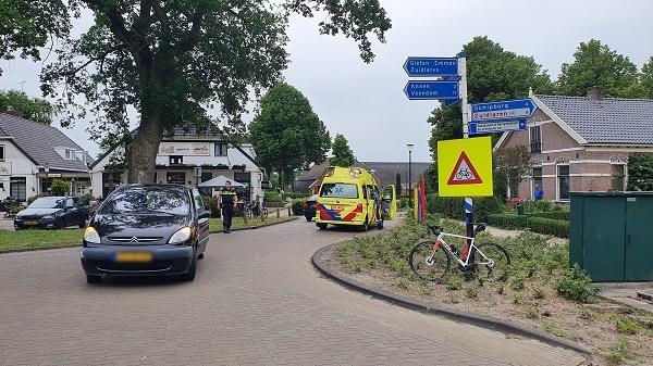 Wielrenner gewond na botsing met auto op kruispunt