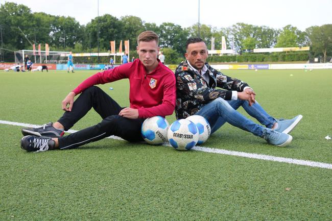 Hoogeveen strikt Ziyech als trainer jeugdteam (Video)