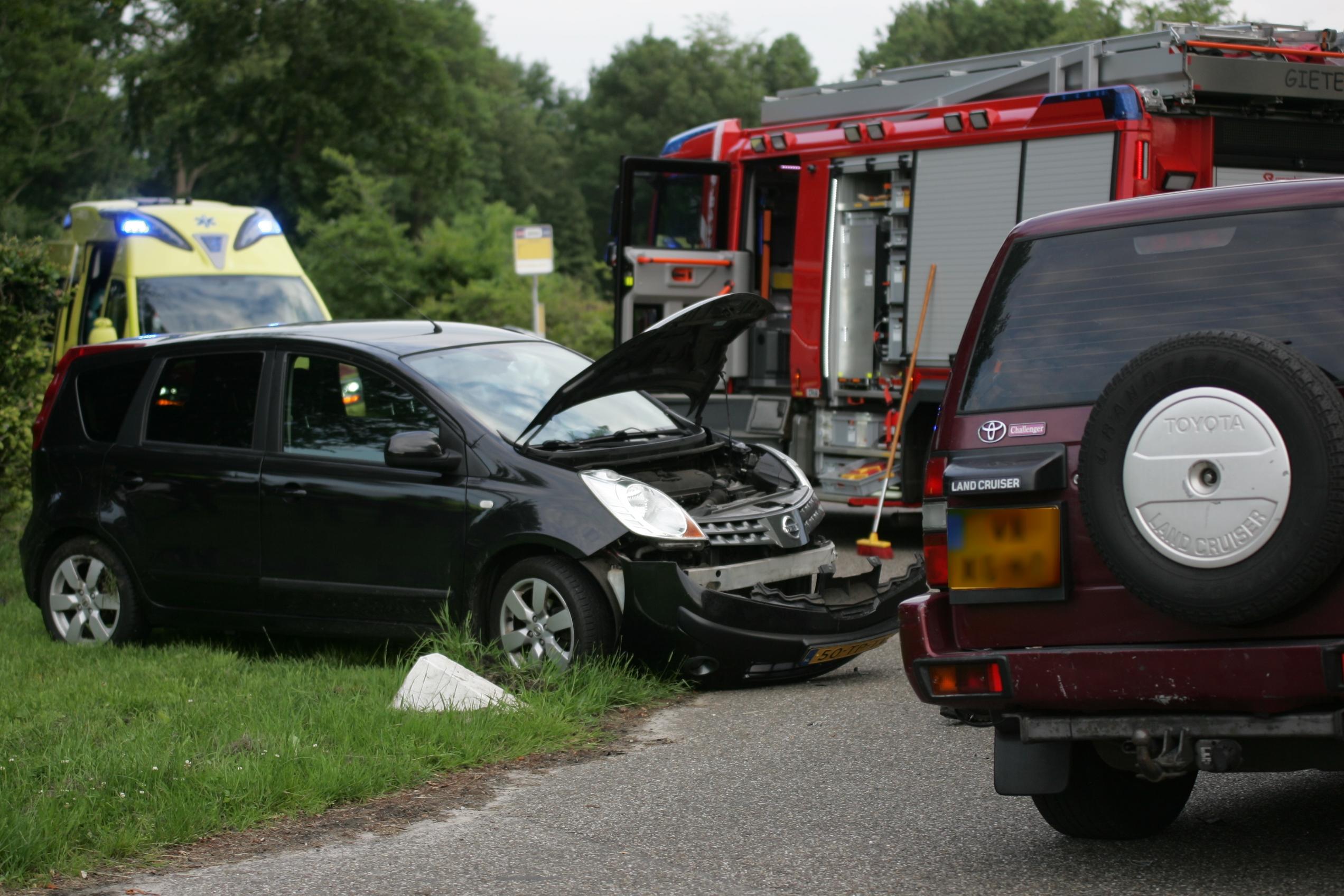 Veel schade na ongeval op kruising in Gasselte (video)