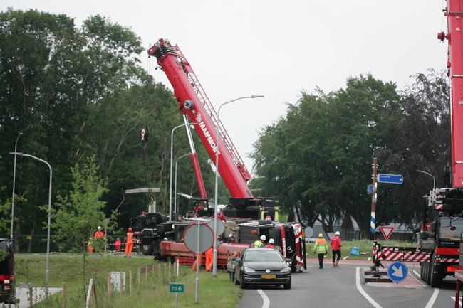 Berging gekantelde hijskraan in Tynaarlo in volle gang