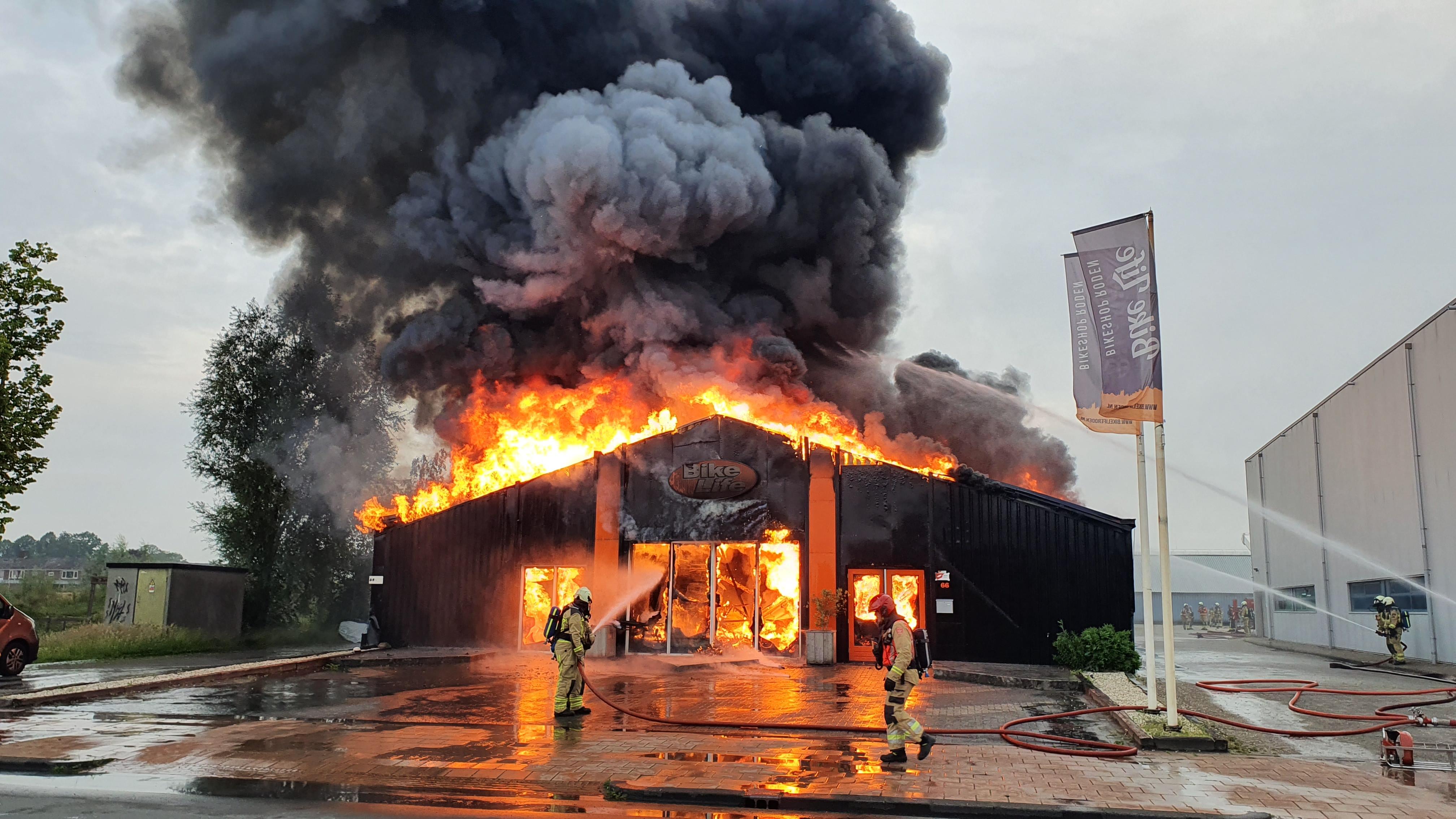 Zeer grote brand verwoest fietsenwinkel