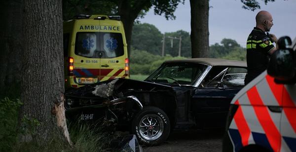 Man en kind botsen met oldtimer op boom (video)