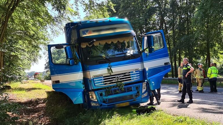 A28 Hoogeveen-Assen uur dicht door geschaarde vrachtwagen (video)