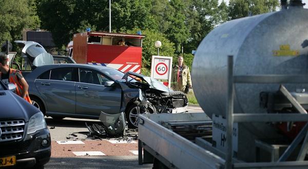 Auto botst op busje met aanhanger in Tynaarlo (video)