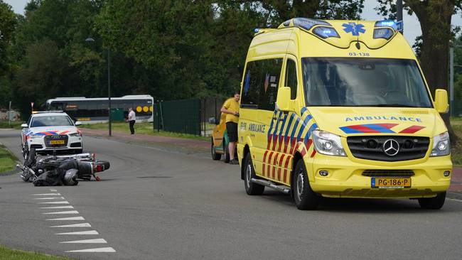 Motorrijder gewond bij aanrijding met auto (Video)