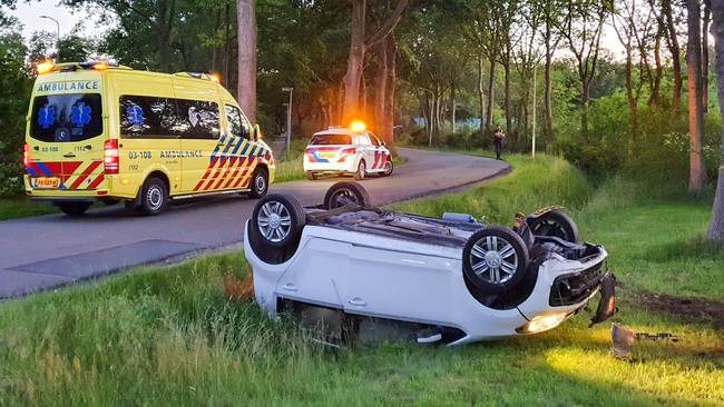 Auto belandt op de kop langs de weg (Video)