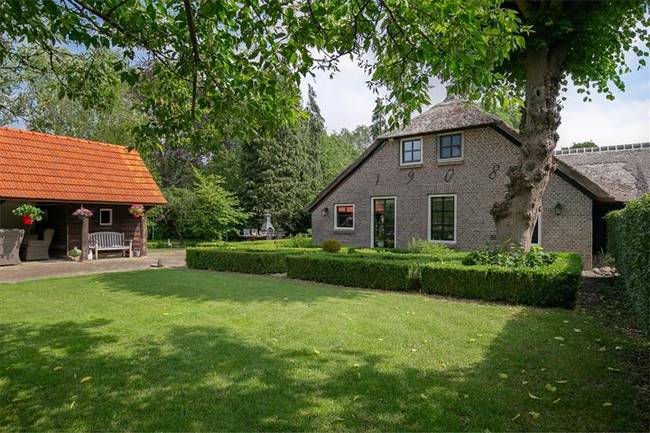 Te koop in Drenthe: gerenoveerde helft van rietgedekte woonboerderij